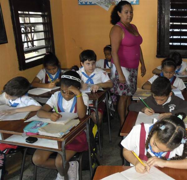 Ivón Hernández Aboy, Auxiliar Pedagógica de segundo trabajo, trabaja junto a la profesora y sus alumnos Ivón Hernández Aboy, Auxiliar Pedagógica de segundo trabajo